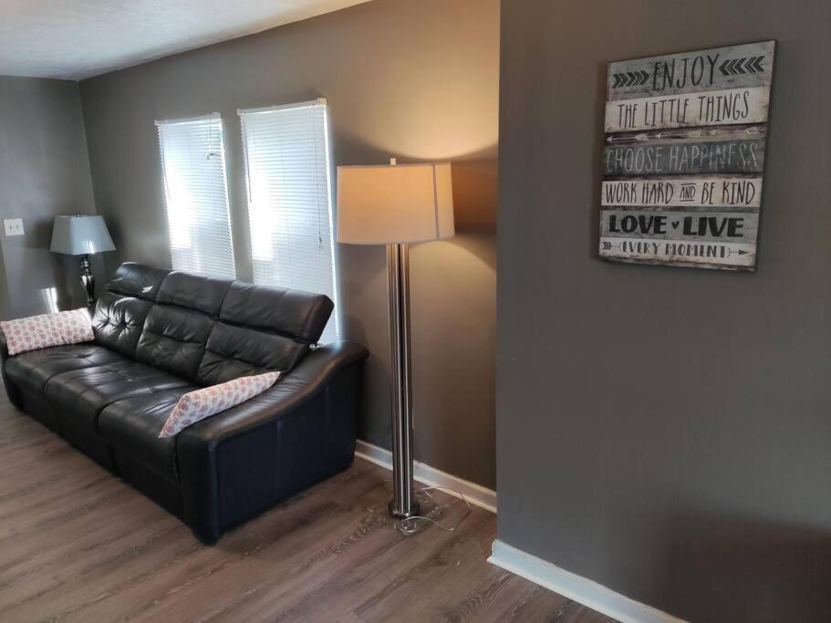 Inn Not In Service Lights Hideaway- 3br Near Downtown Indy *