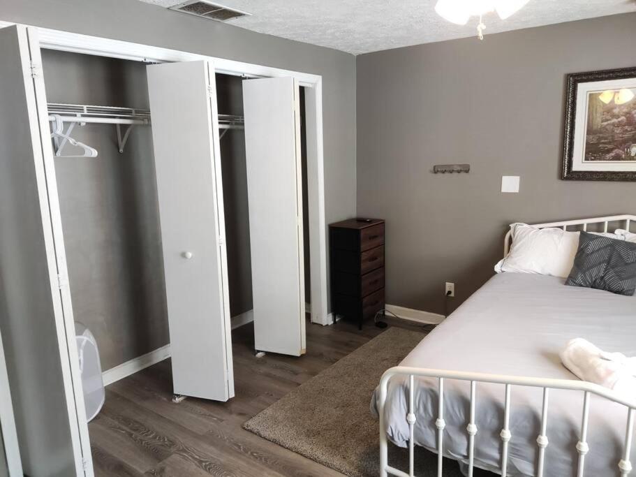 Not In Service Lights Hideaway- 3br Near Downtown Indy * Indianapolis
