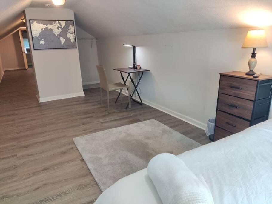 Not In Service Lights Hideaway- 3br Near Downtown Indy Inn