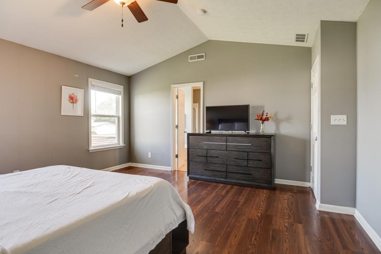 Holiday home With Patio And Community Pool!