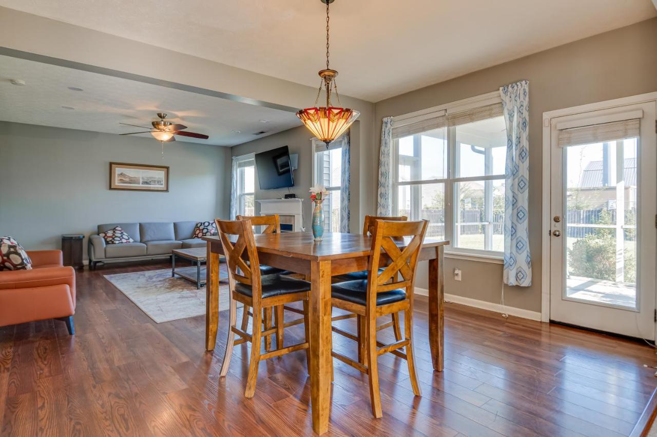 With Patio And Community Pool! Indianapolis