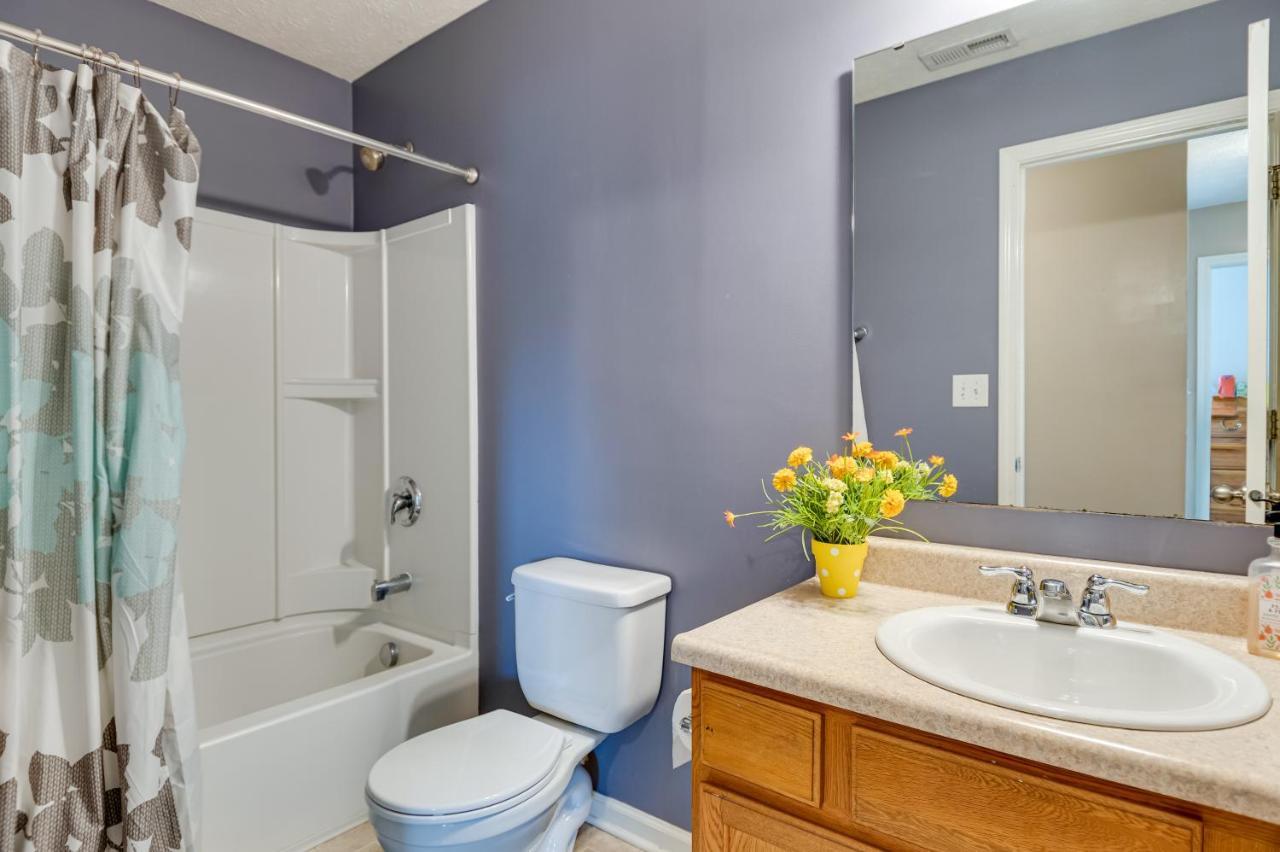 With Patio And Community Pool! Indianapolis