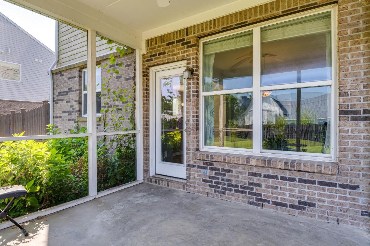 With Patio And Community Pool! Indianapolis