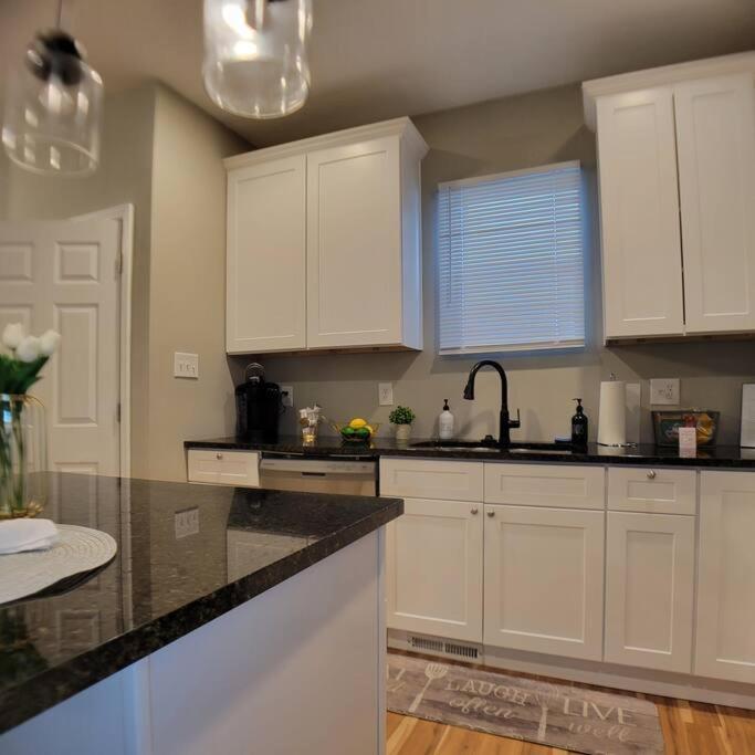 2 Bd 2 Bath - 5 Min To Downtown Holiday home *