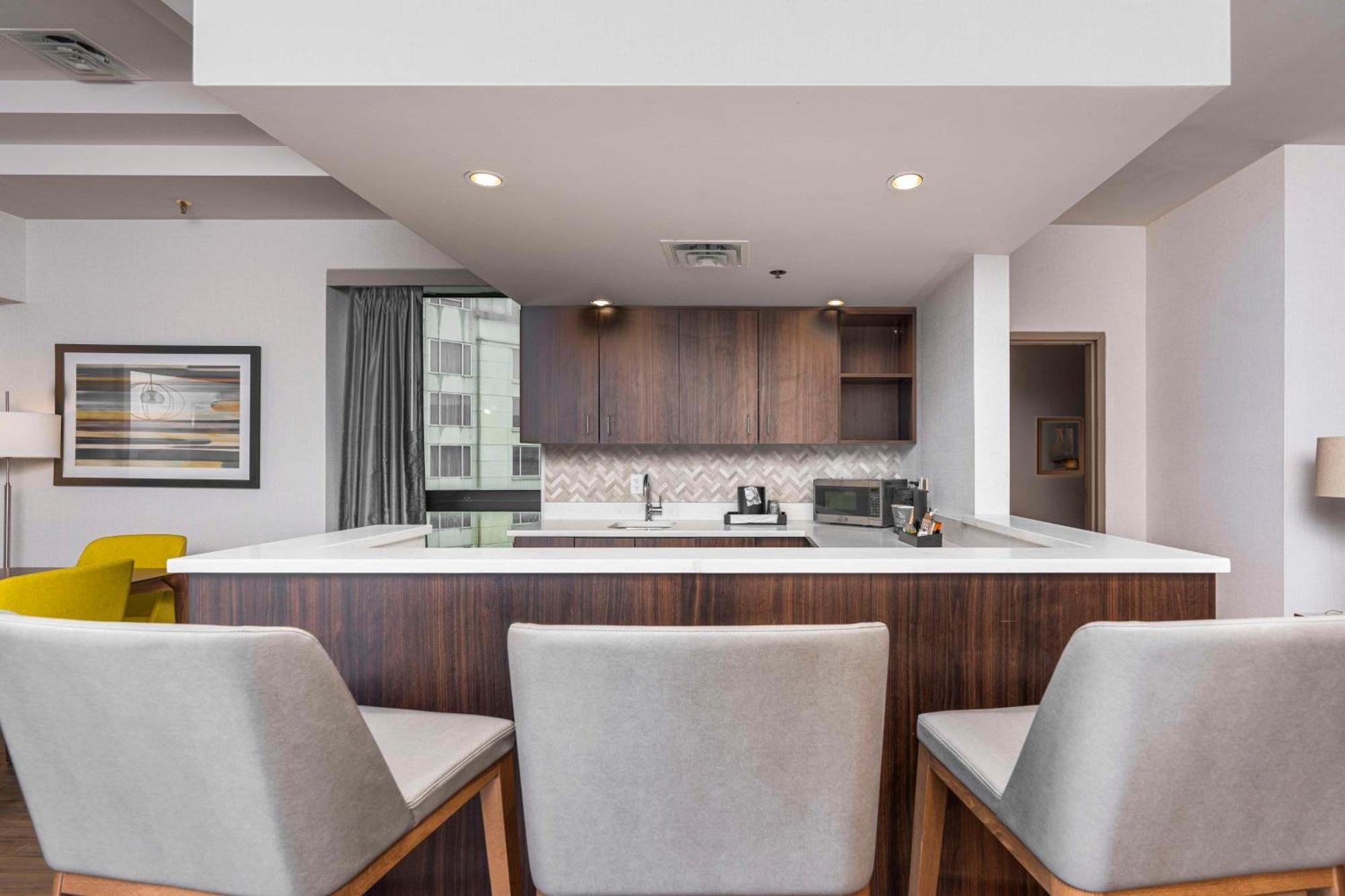 Hotel Embassy By Hilton Downtown 3*