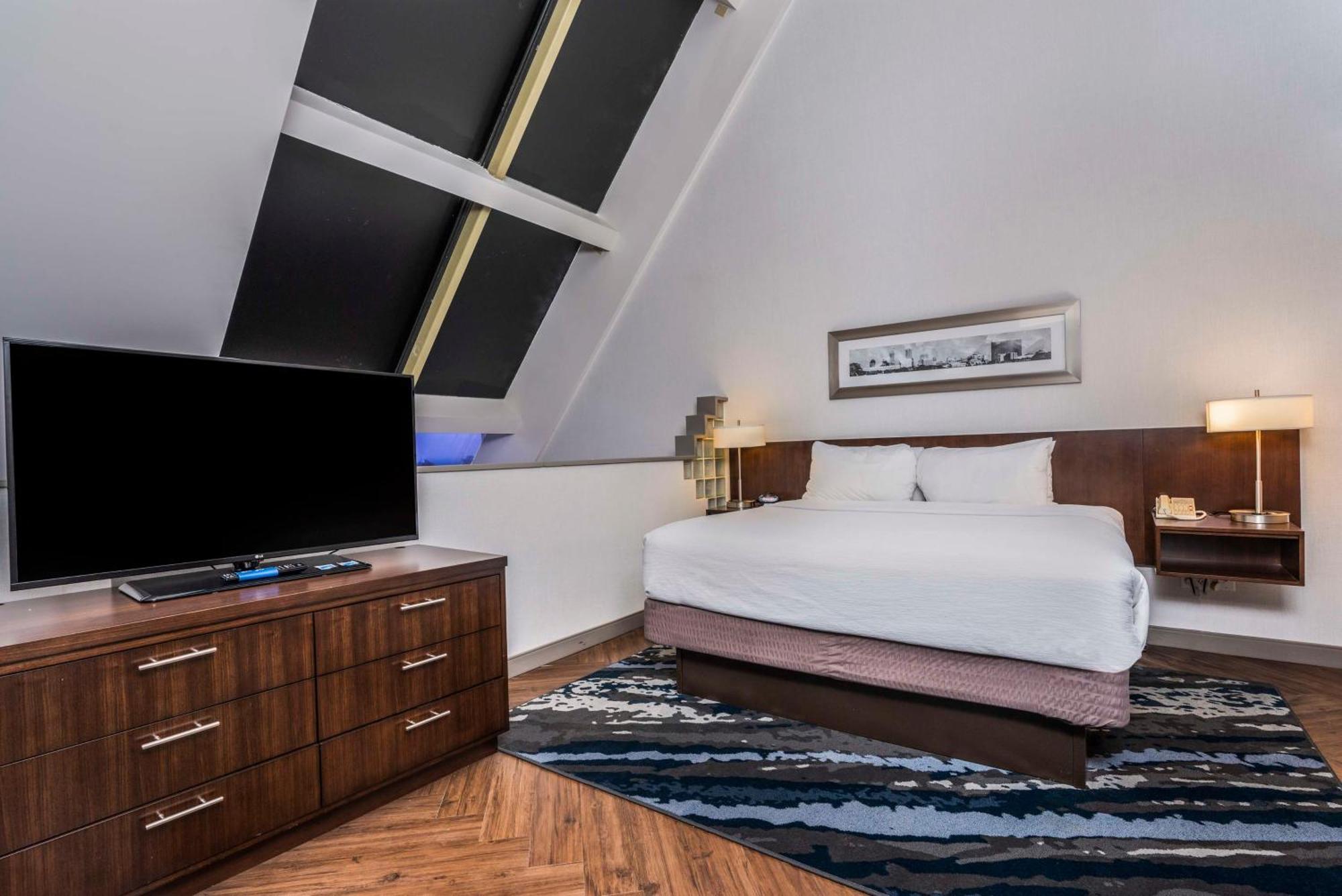 Hotel Embassy By Hilton Downtown Indianapolis