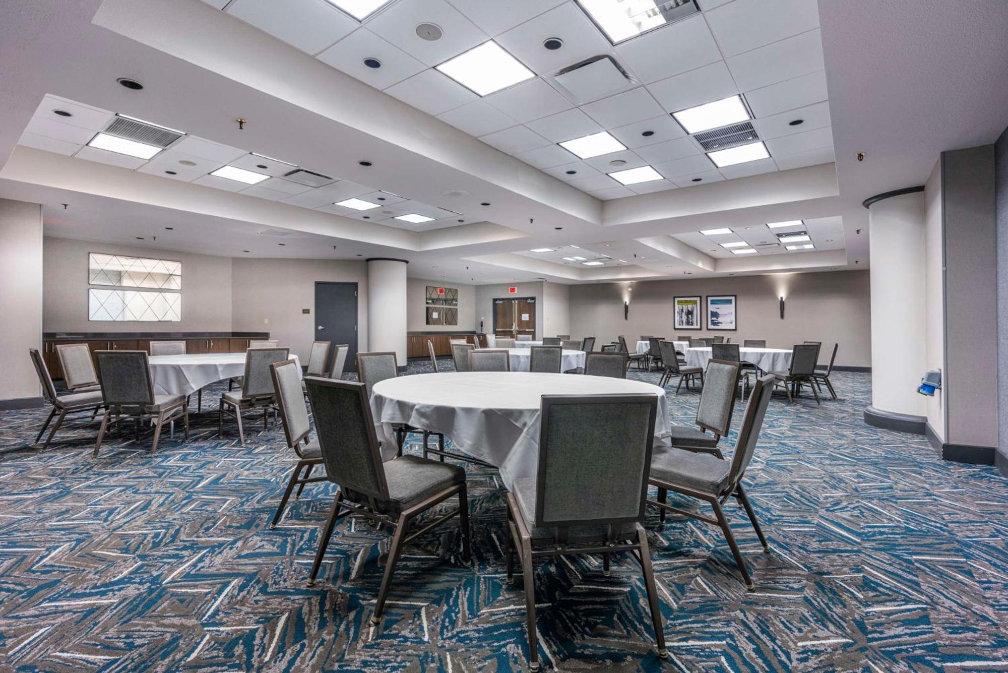 Hotel Embassy By Hilton Downtown Indianapolis