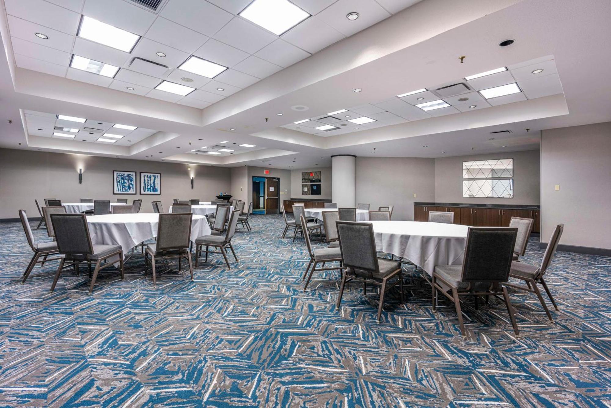 Hotel Embassy By Hilton Downtown Indianapolis