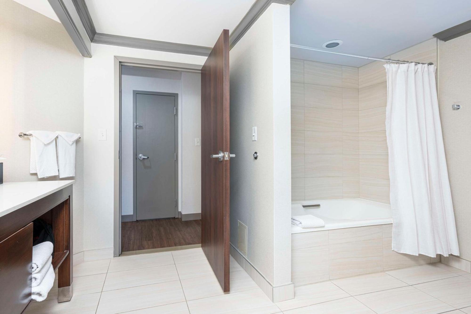 Hotel Embassy By Hilton Downtown 3*