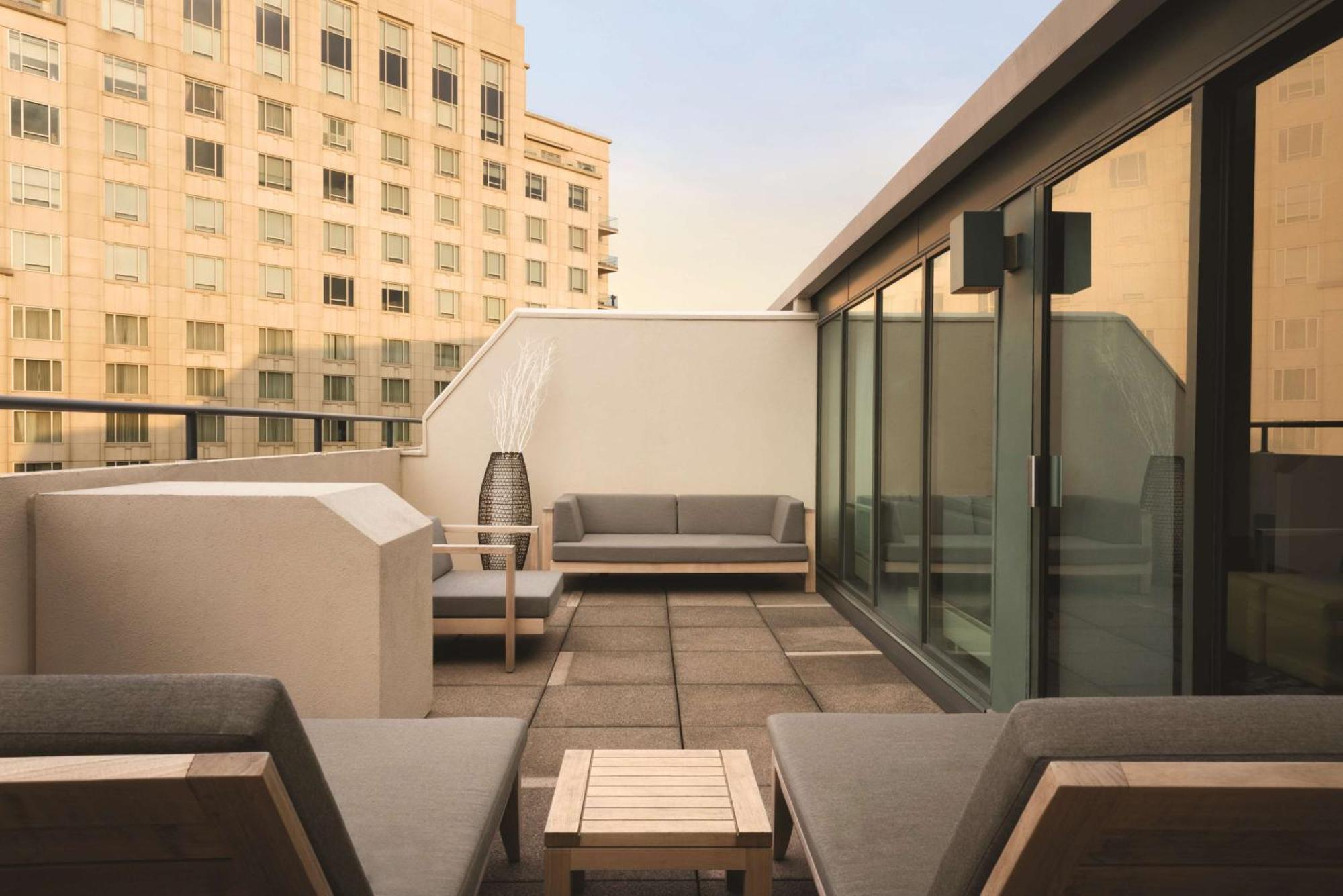 Hotel Embassy By Hilton Downtown Indianapolis