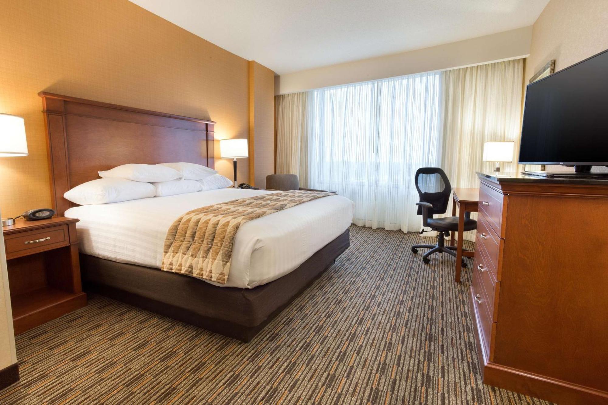 Hotel Drury Plaza Carmel 3*