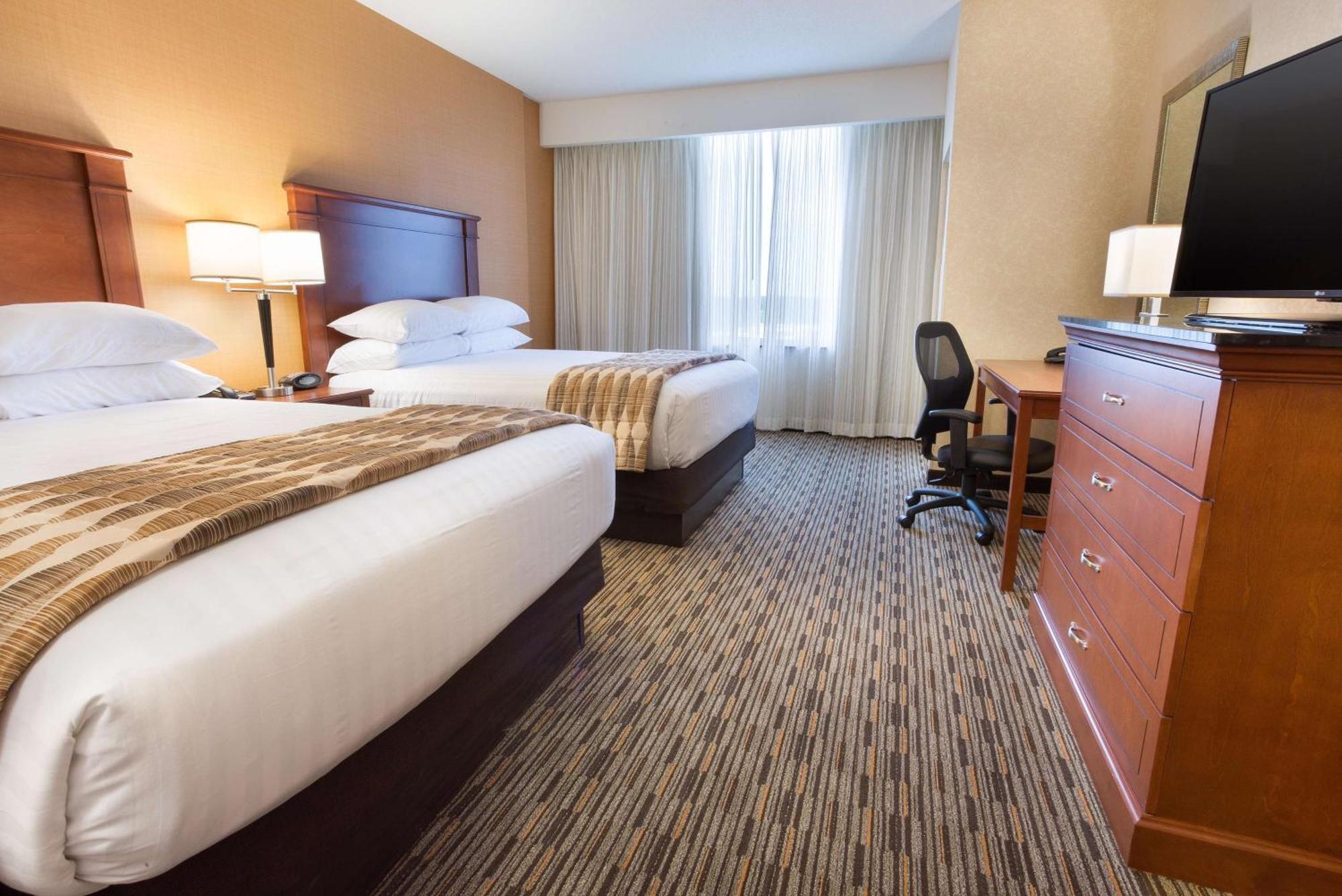 Drury Plaza Carmel Hotel 3*