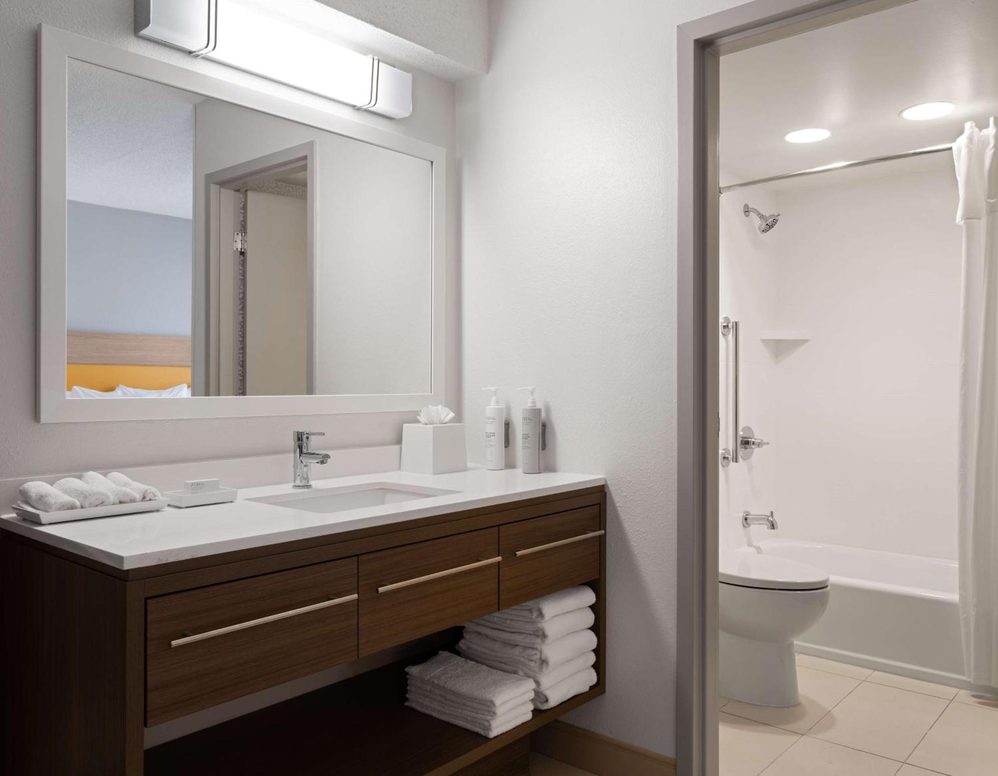 Home2 By Hilton - Keystone Crossing Hotel 3*
