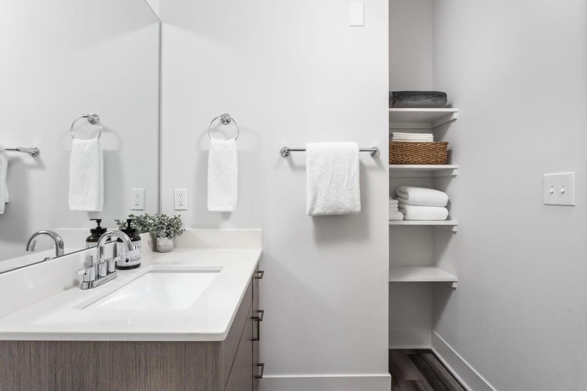 Modern Cozysuites Apartment