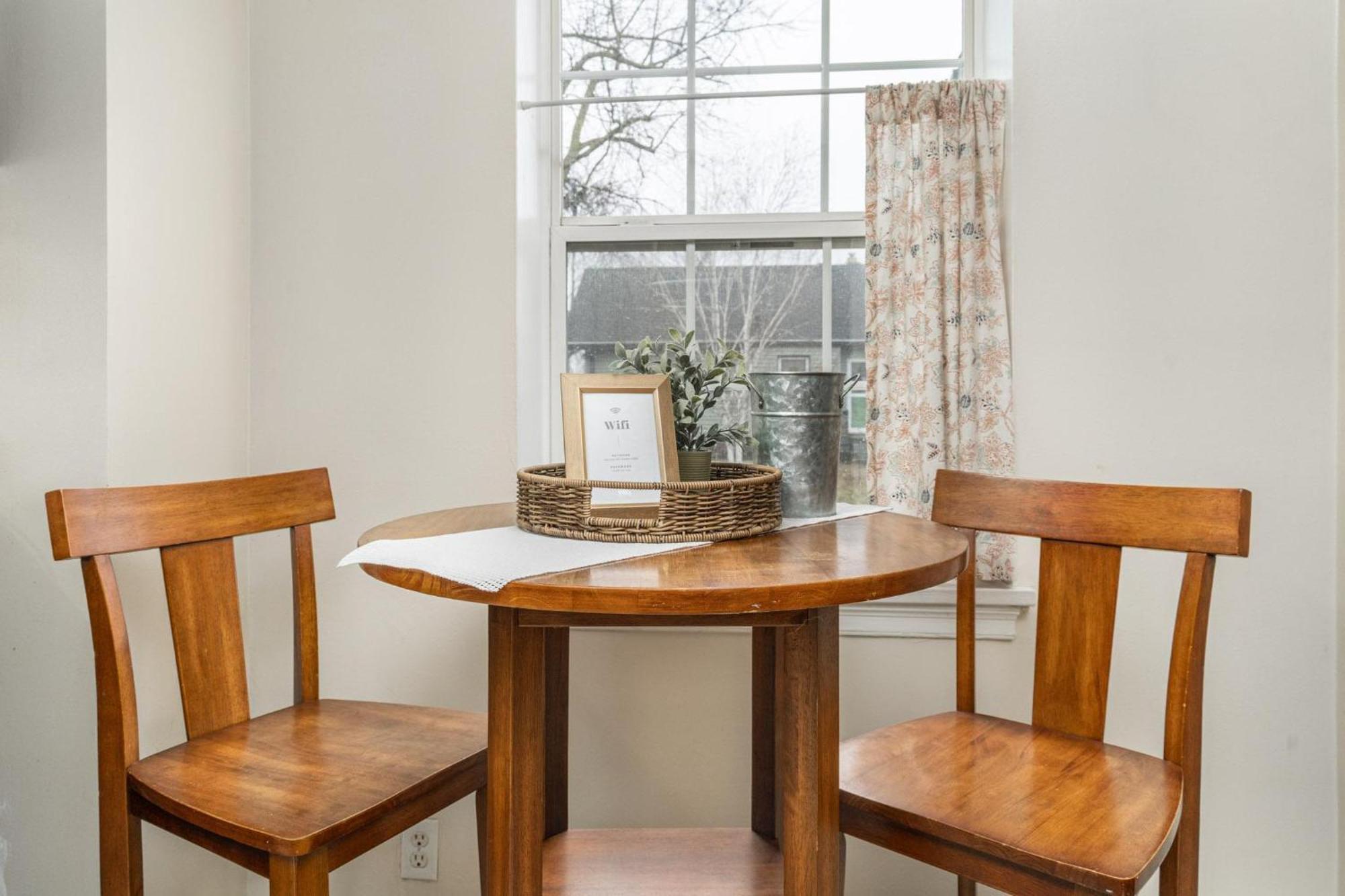 Charm Hideout 2bdr And Basement Holiday home Indianapolis