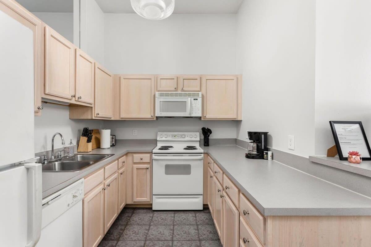 Modern Downtown 2br 2ba By Cozysuites *