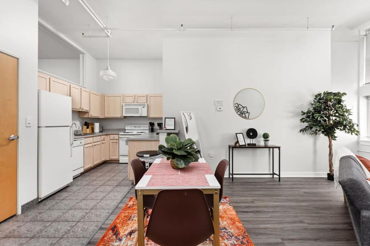 Modern Downtown 2br 2ba By Cozysuites Apartment