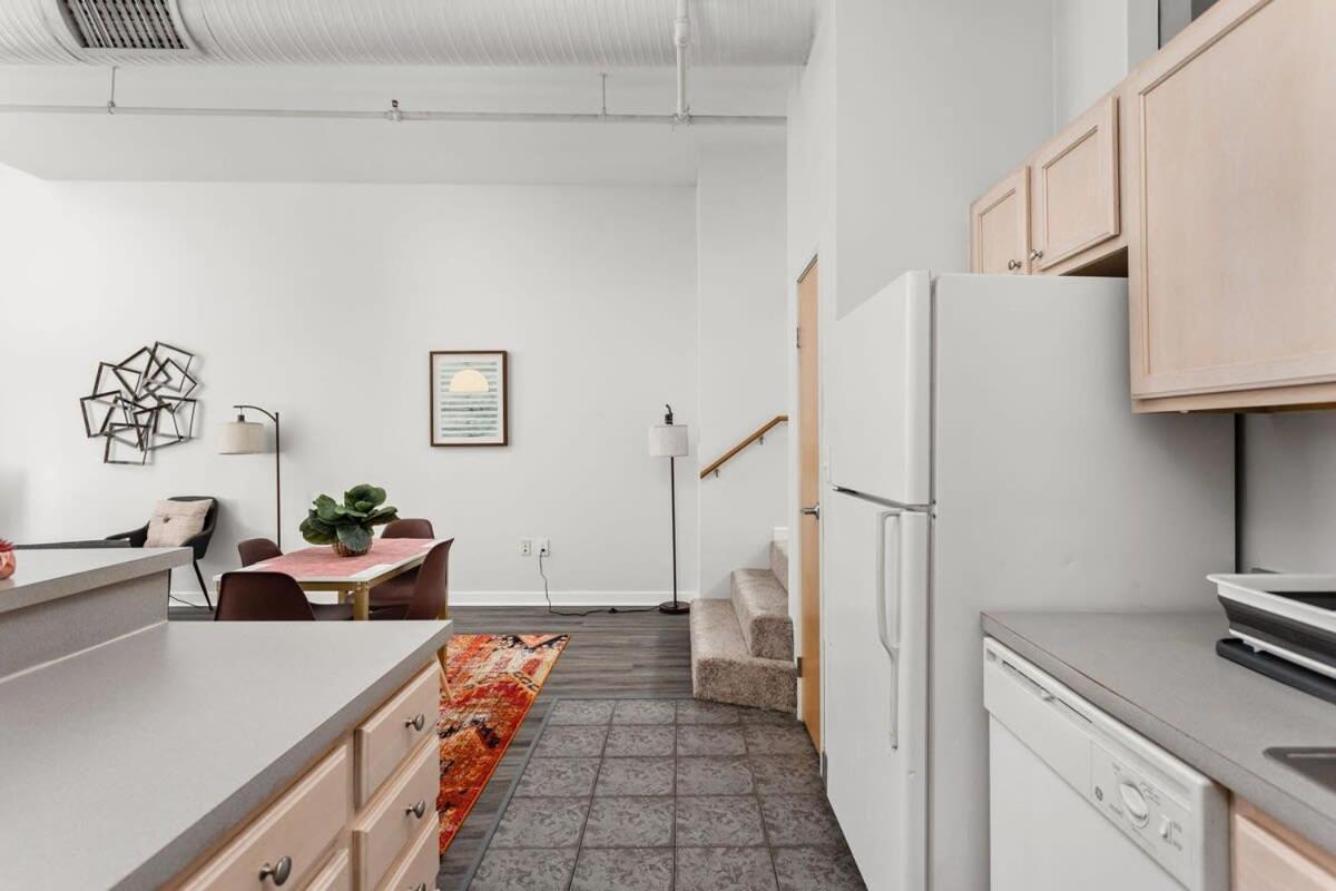 Modern Downtown 2br 2ba By Cozysuites Apartment Indianapolis