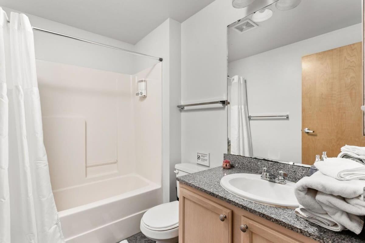 Modern Downtown 2br 2ba By Cozysuites *