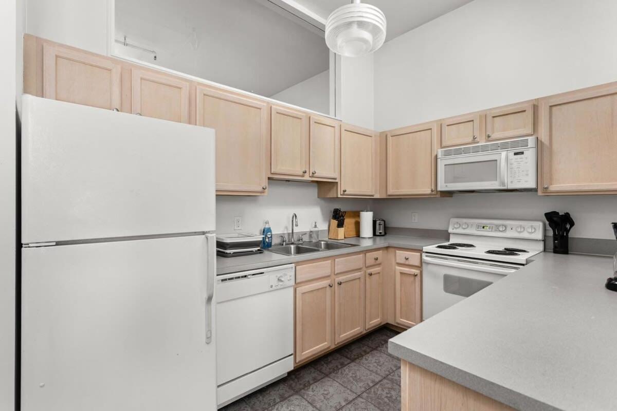 Modern Downtown 2br 2ba By Cozysuites