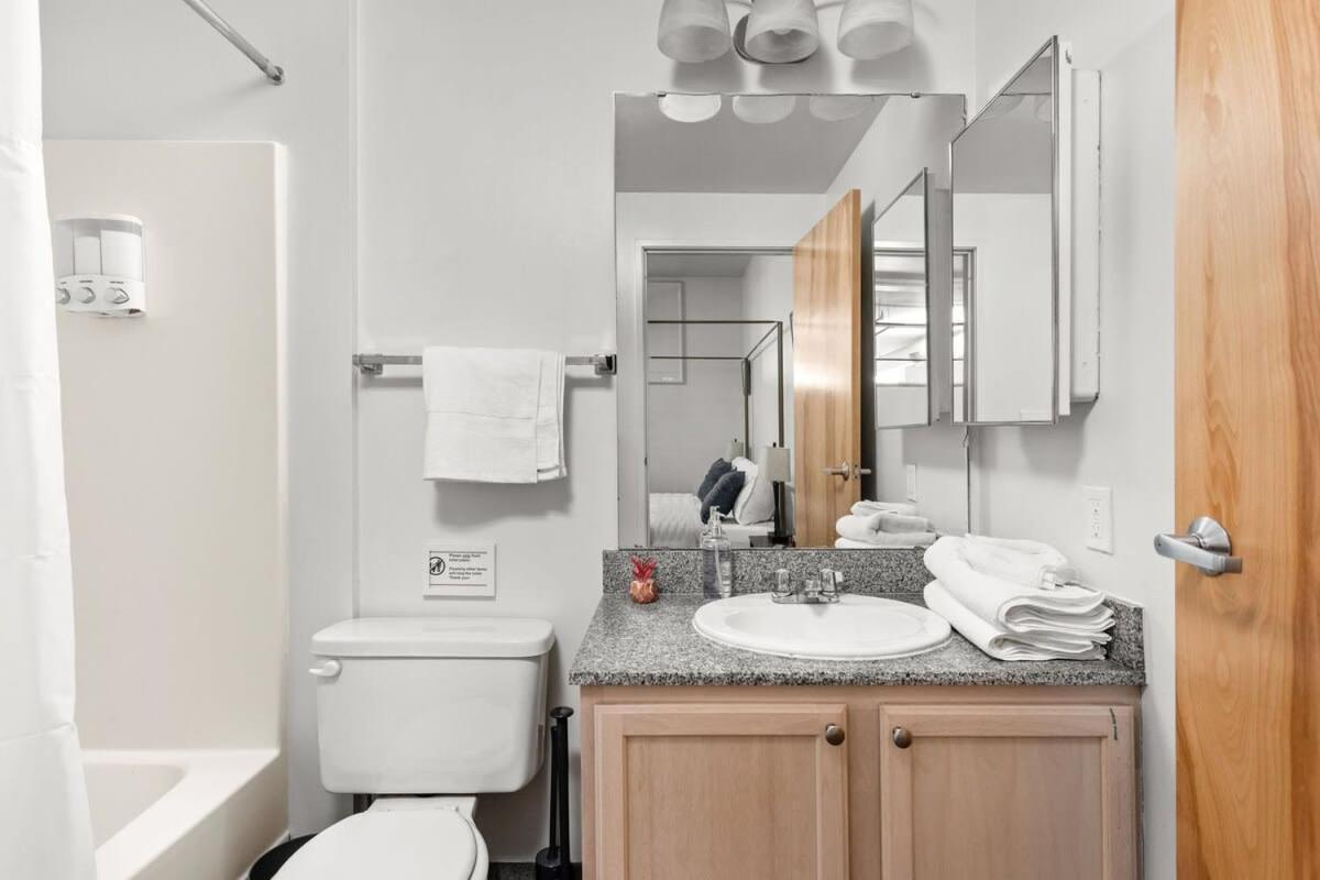 Modern Downtown 2br 2ba By Cozysuites Indianapolis