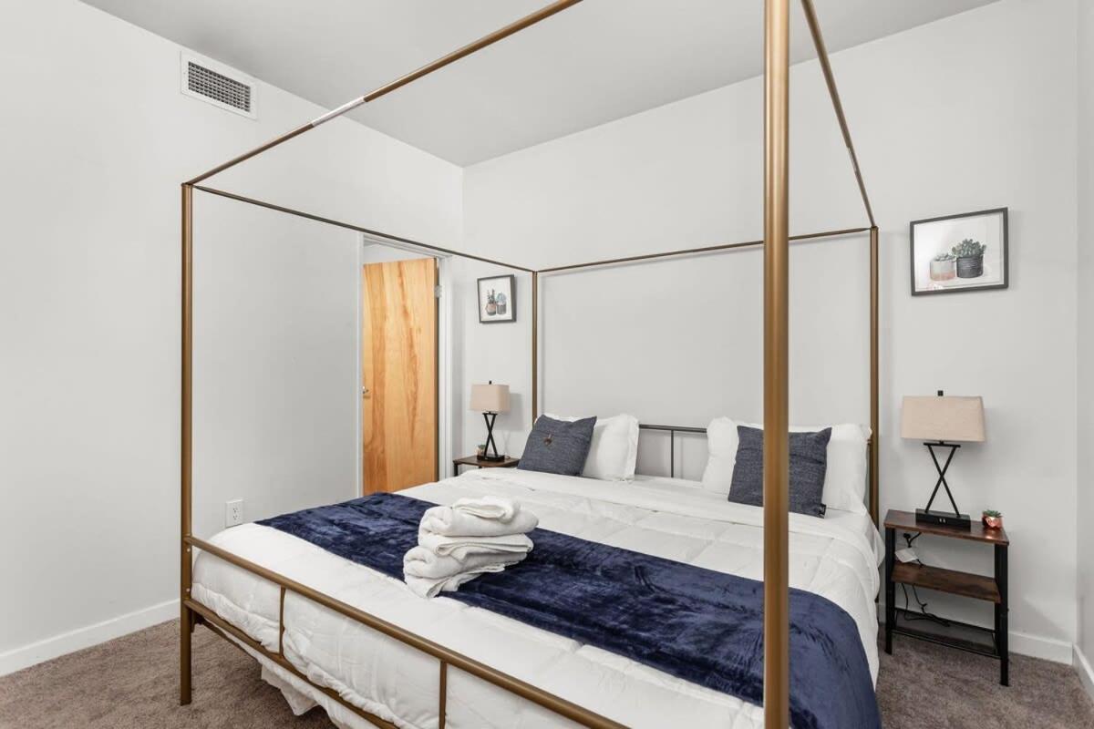 Modern Downtown 2br 2ba By Cozysuites Apartment