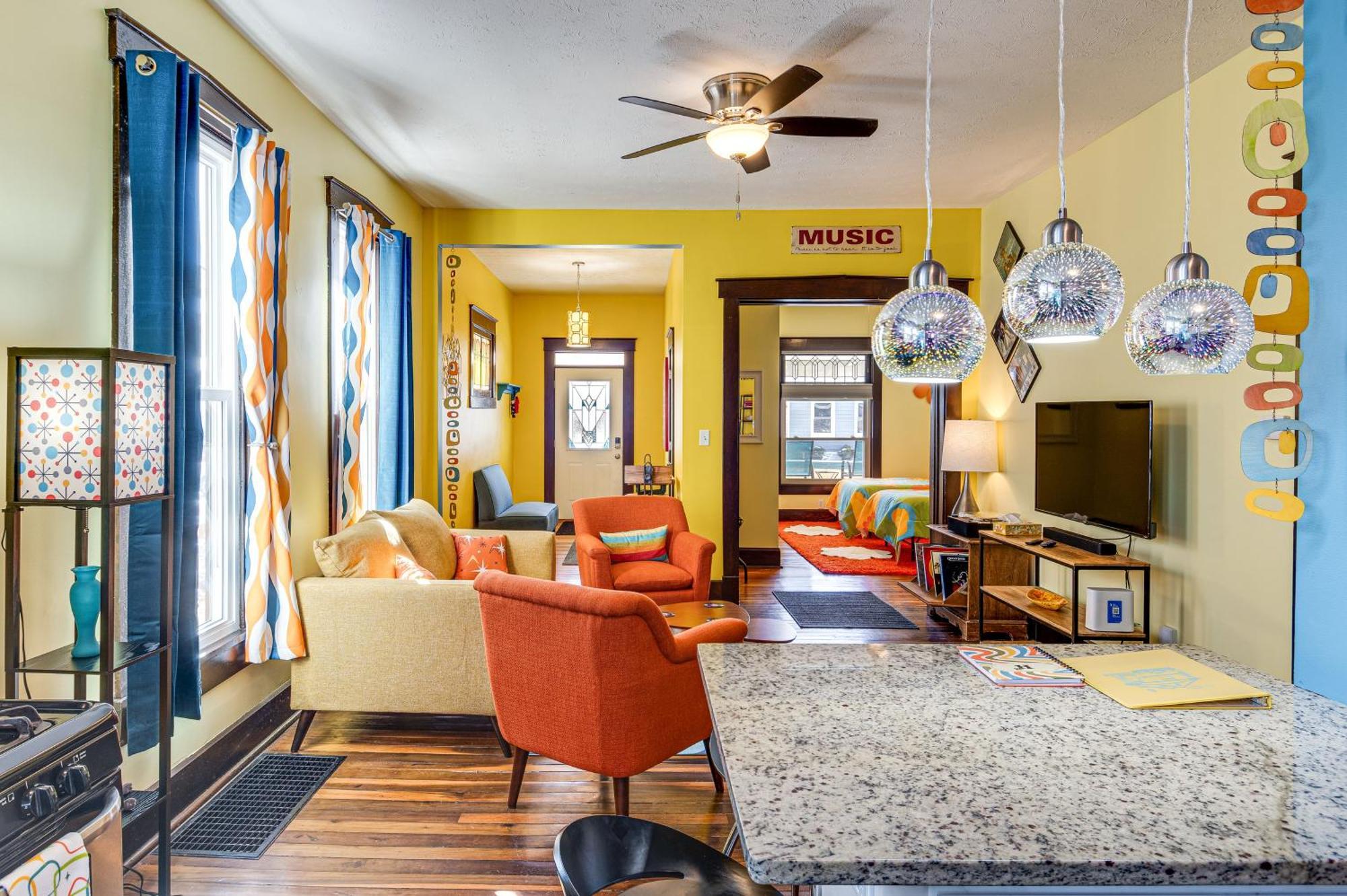 Retro-inspired Indy Walk To Fountain Square! Holiday home