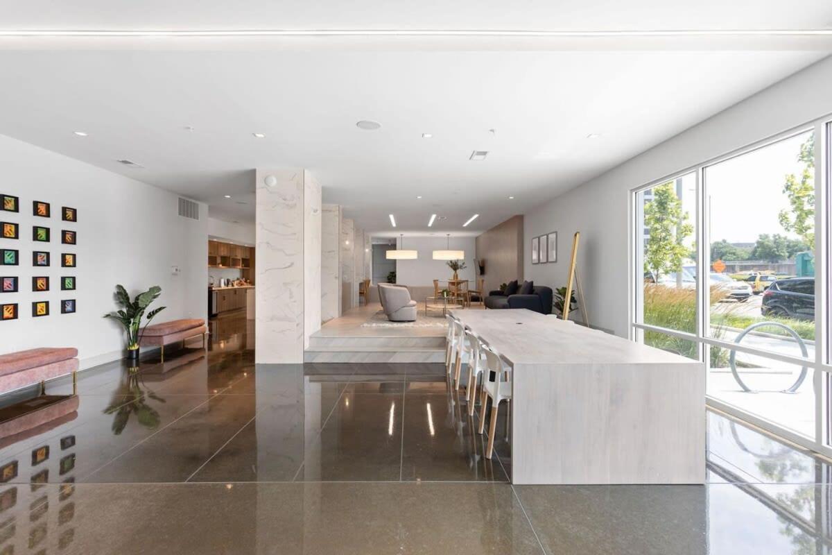 Modern Cozysuites Apartment