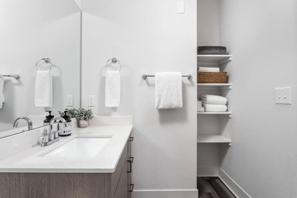 Dream Near Whole Foods Cozysuites *