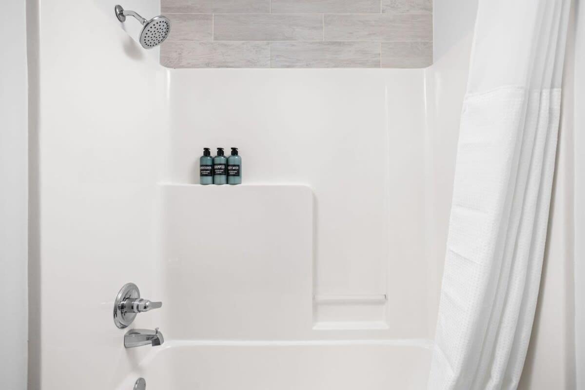 Bold 2br 2ba In The Block By Cozysuites Indianapolis