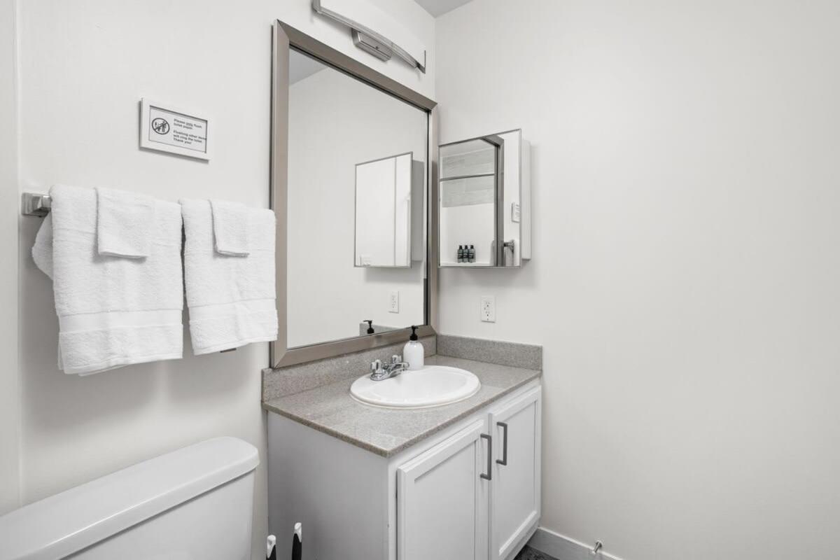 Bold 2br 2ba In The Block By Cozysuites *