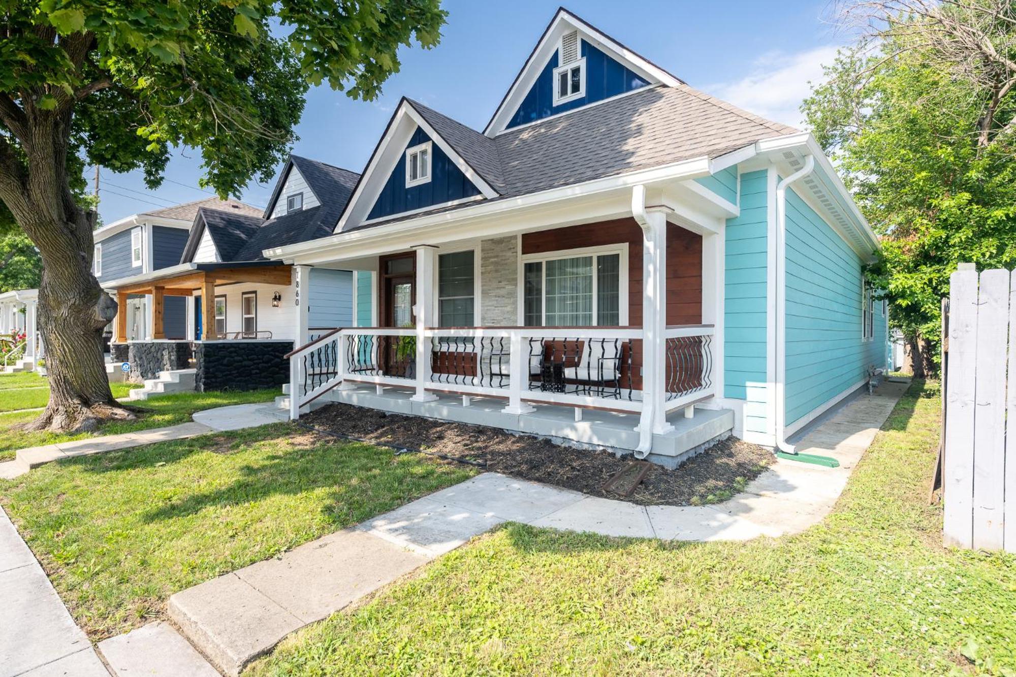 Charming Home~5 Min To Lucas Oil Holiday home *