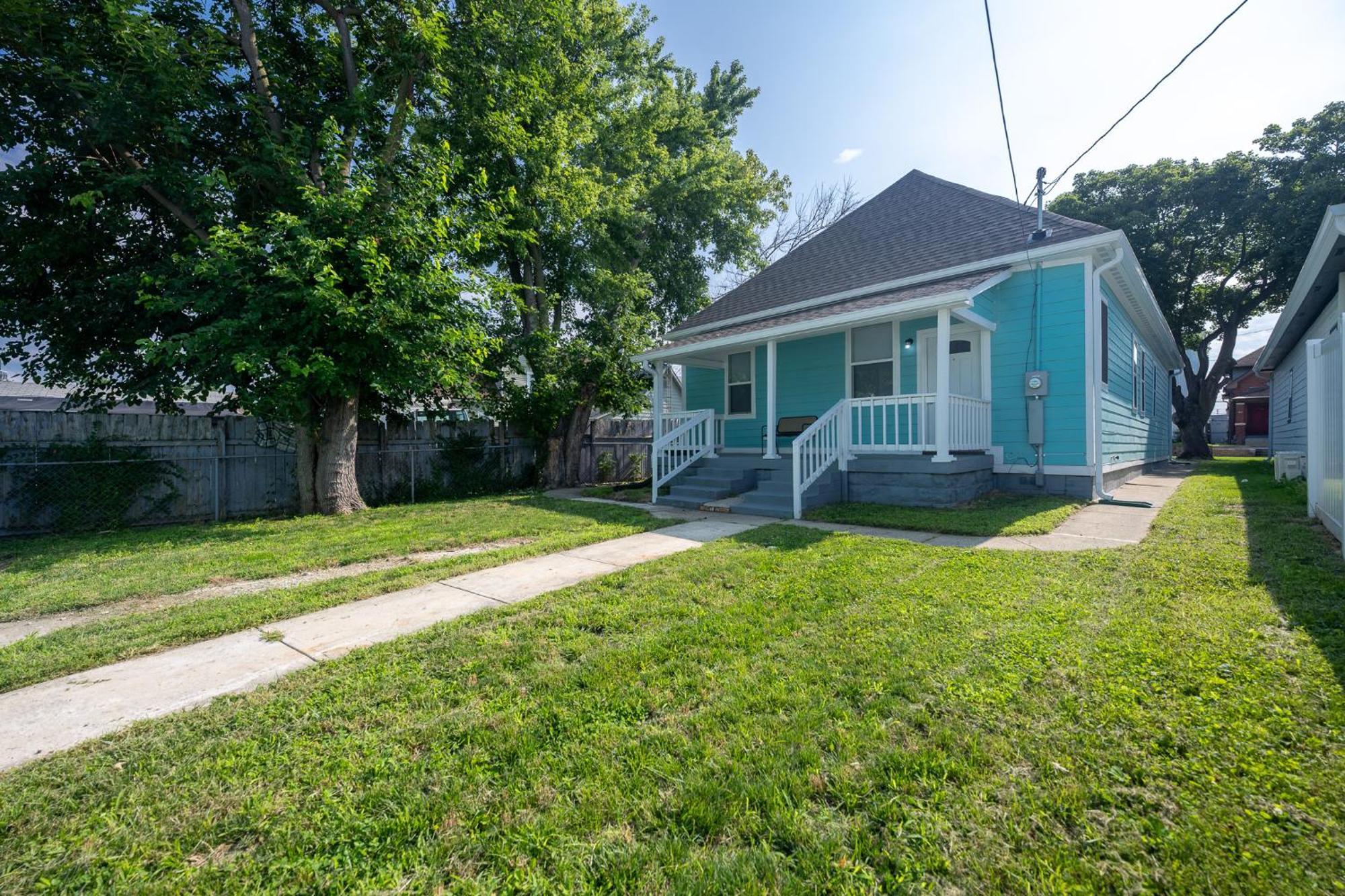 Charming Home~5 Min To Lucas Oil Holiday home