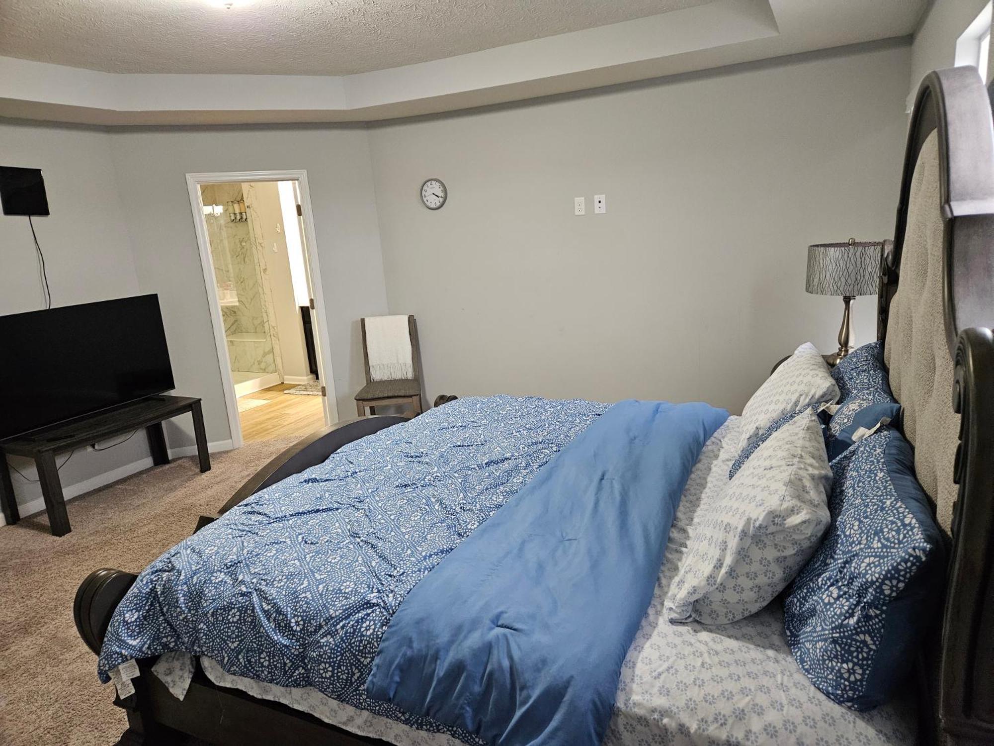 Beautiful Lillies Place - Brand New Near Downtown