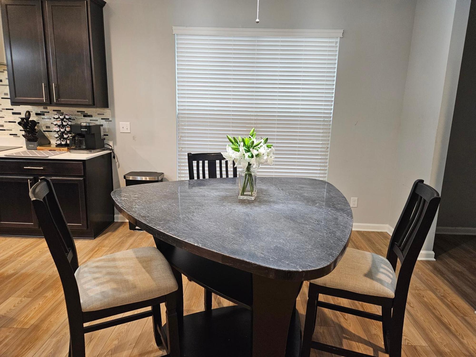 Beautiful Lillies Place - Brand New Near Downtown Holiday home *