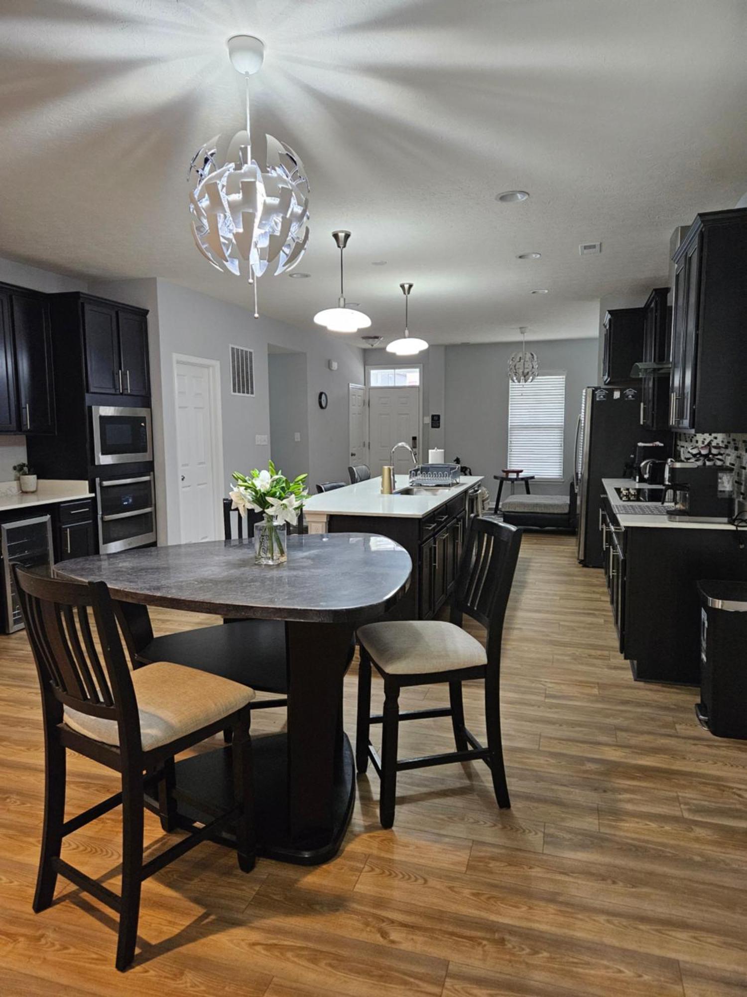 Beautiful Lillies Place - Brand New Near Downtown Holiday home *