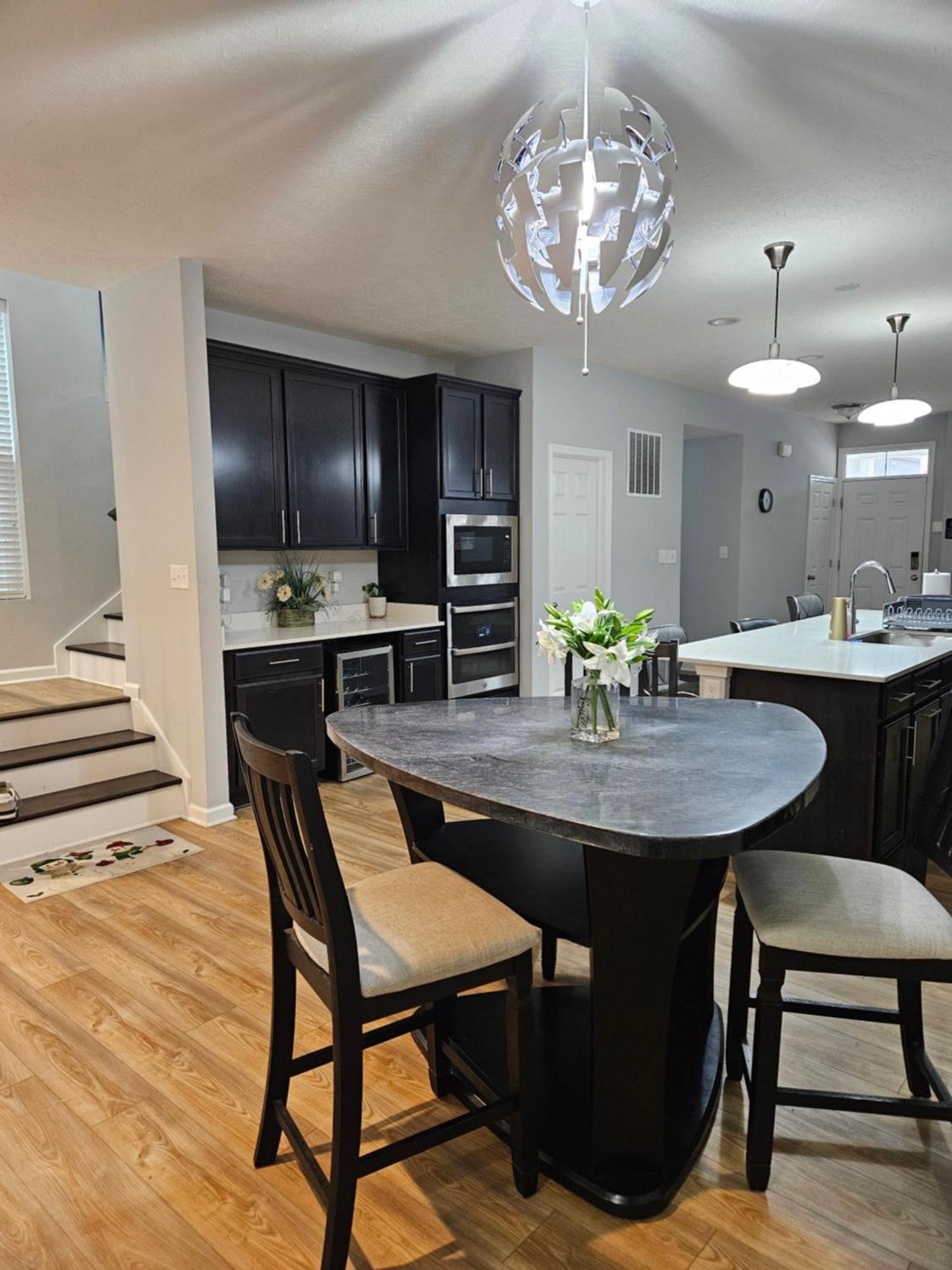 Beautiful Lillies Place - Brand New Near Downtown