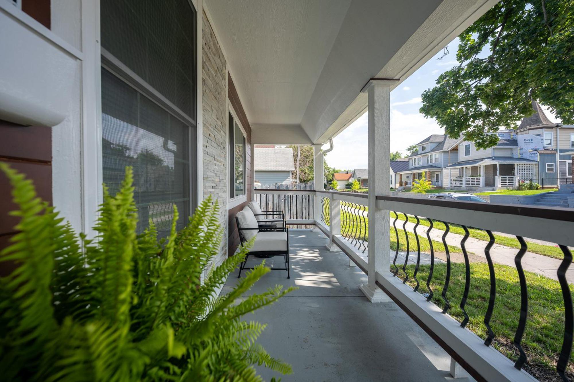 Charming Home~5 Min To Lucas Oil *