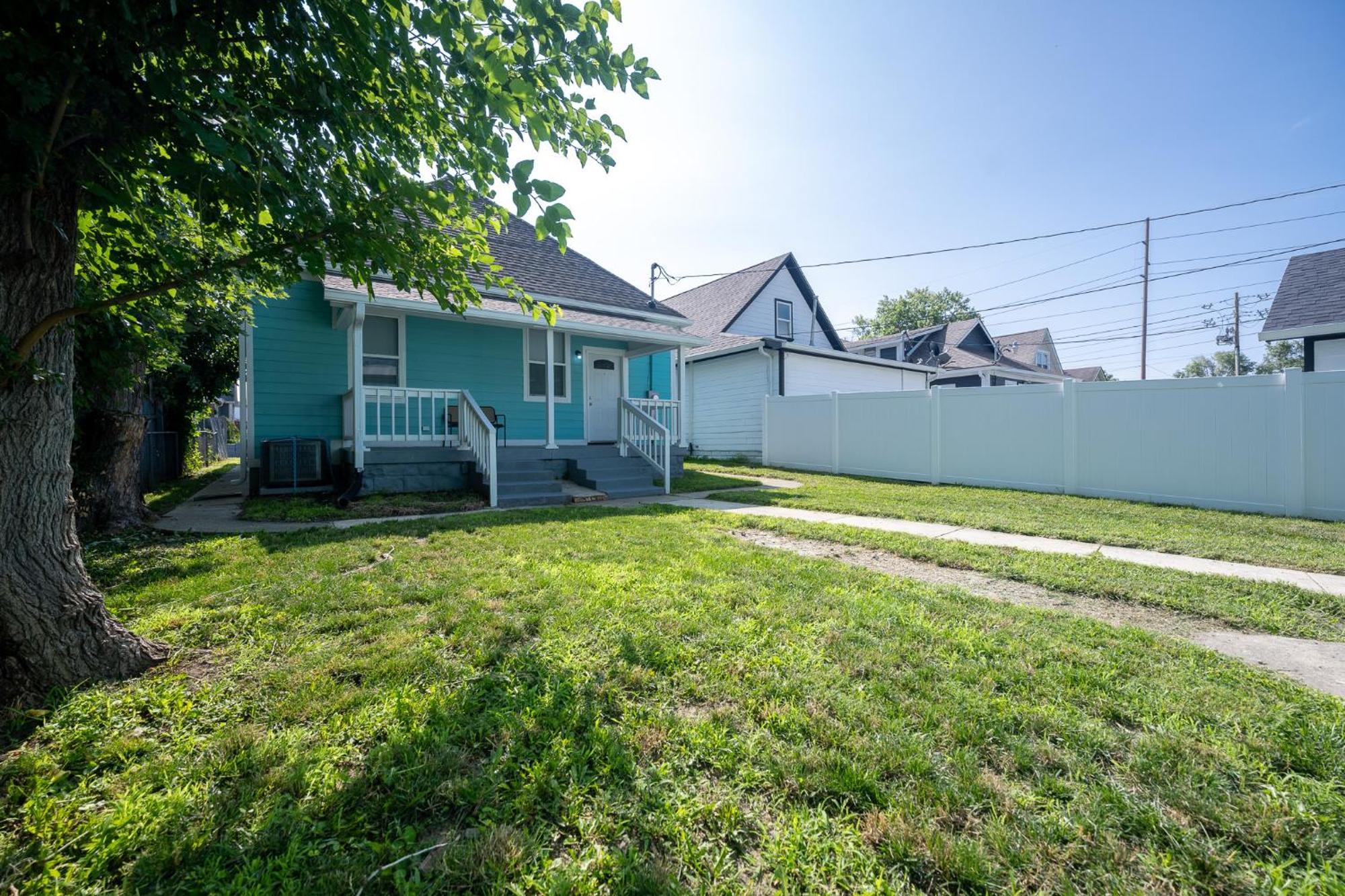 Charming Home~5 Min To Lucas Oil *