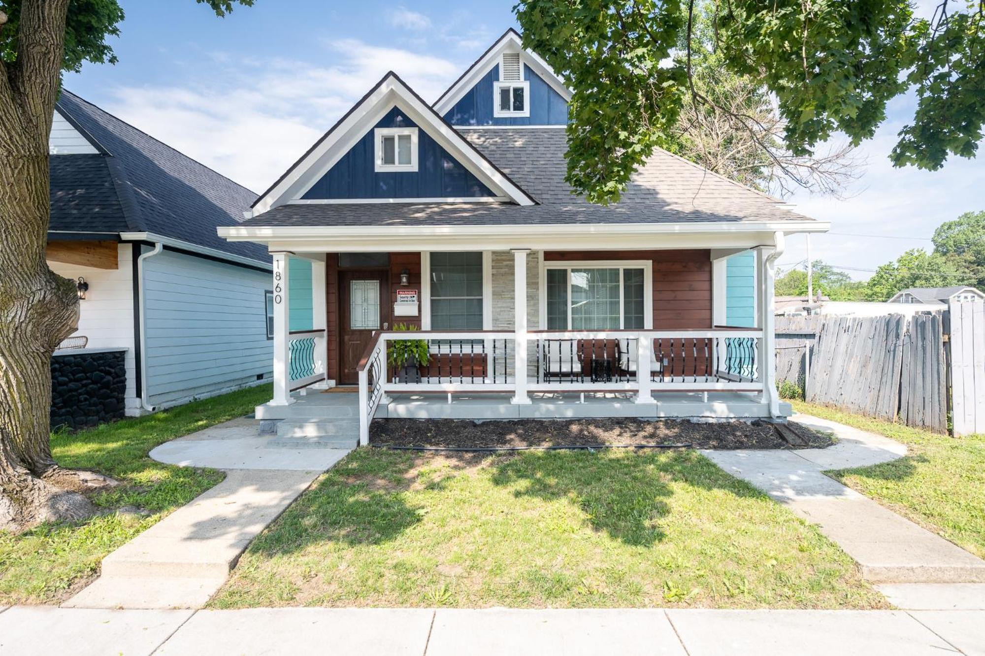 Holiday home Charming Home~5 Min To Lucas Oil *