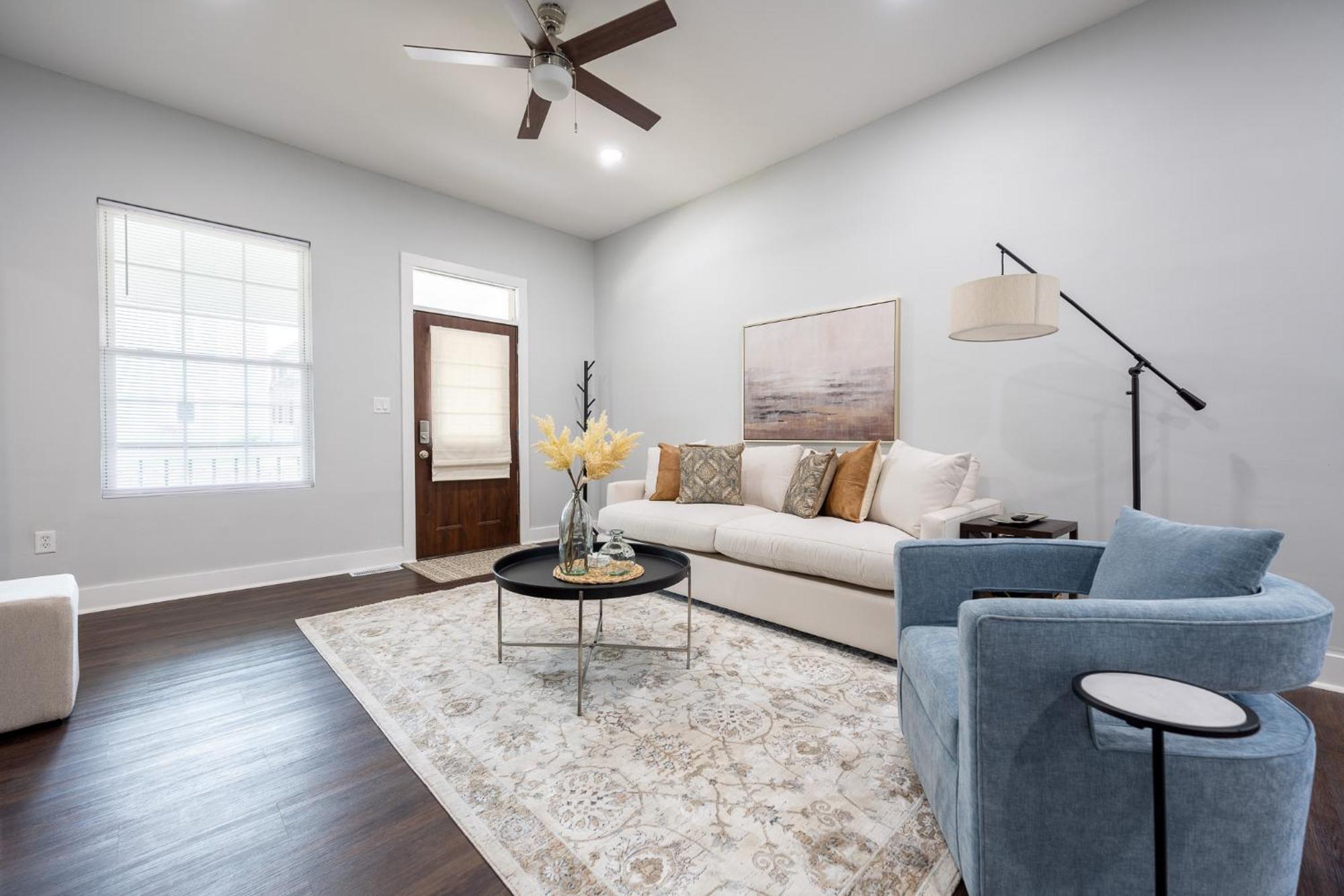 Charming Home~5 Min To Lucas Oil Holiday home