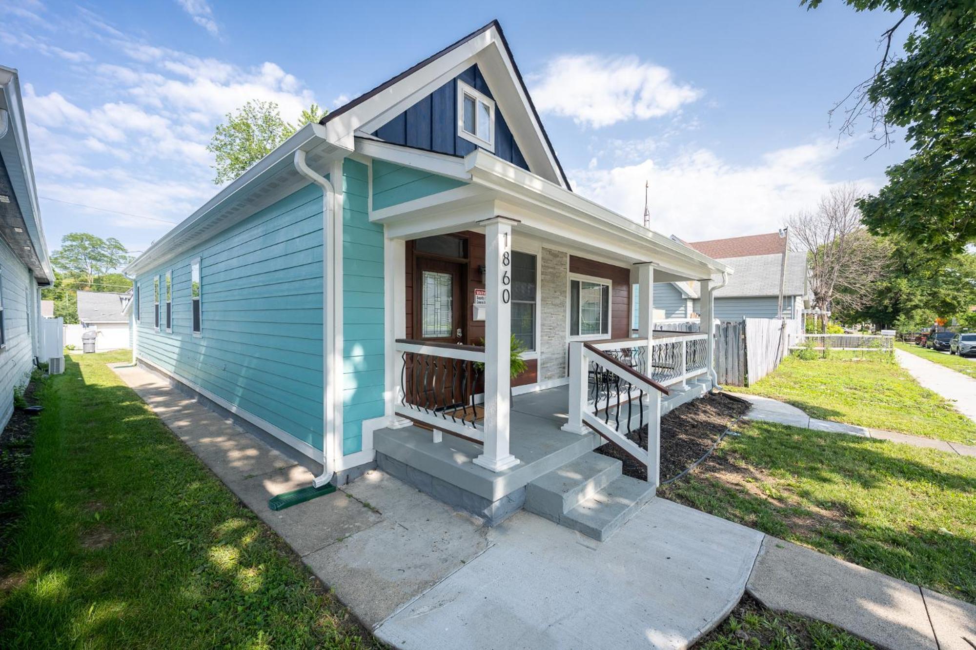 Holiday home Charming Home~5 Min To Lucas Oil *