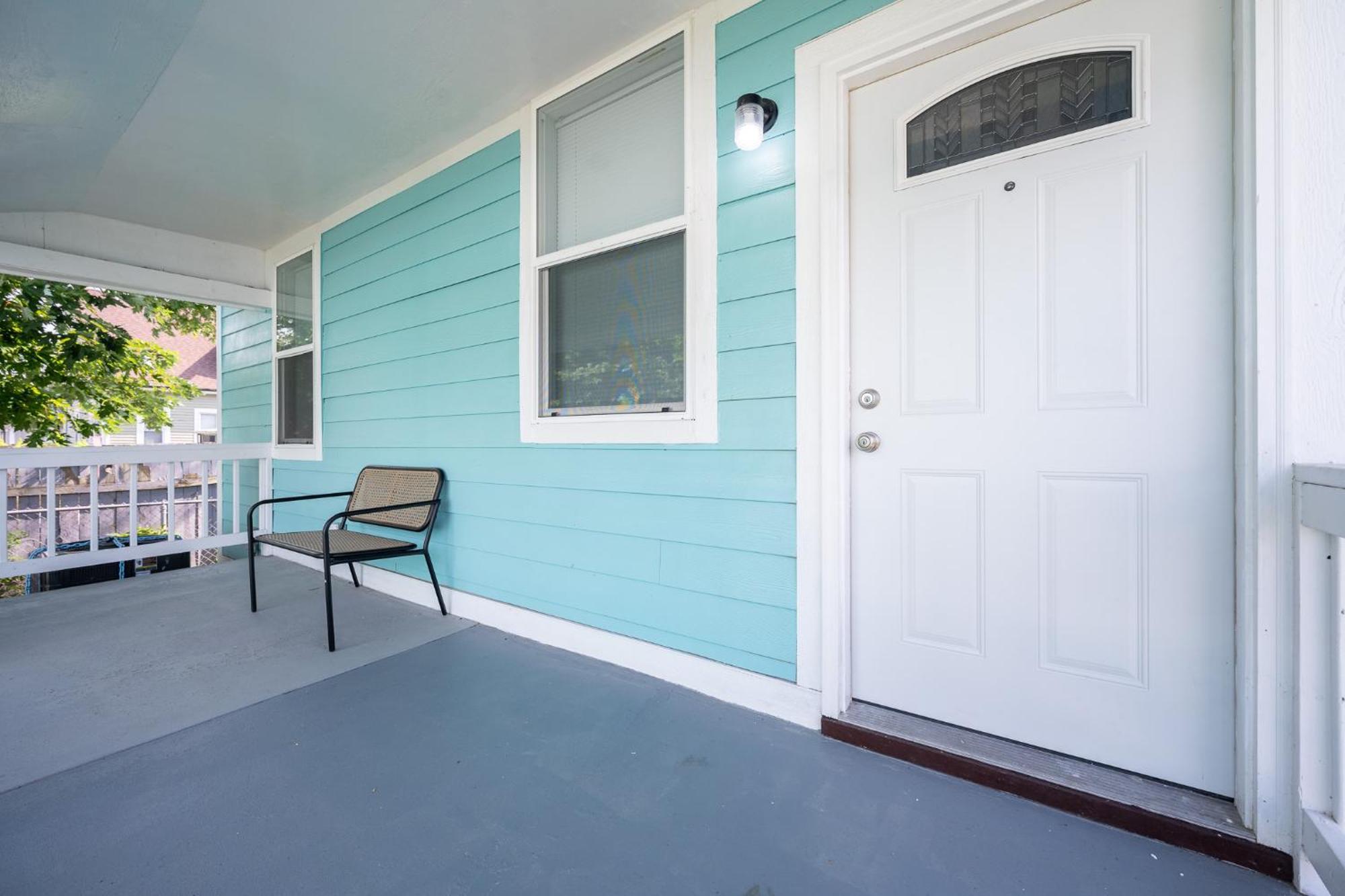 Charming Home~5 Min To Lucas Oil Holiday home