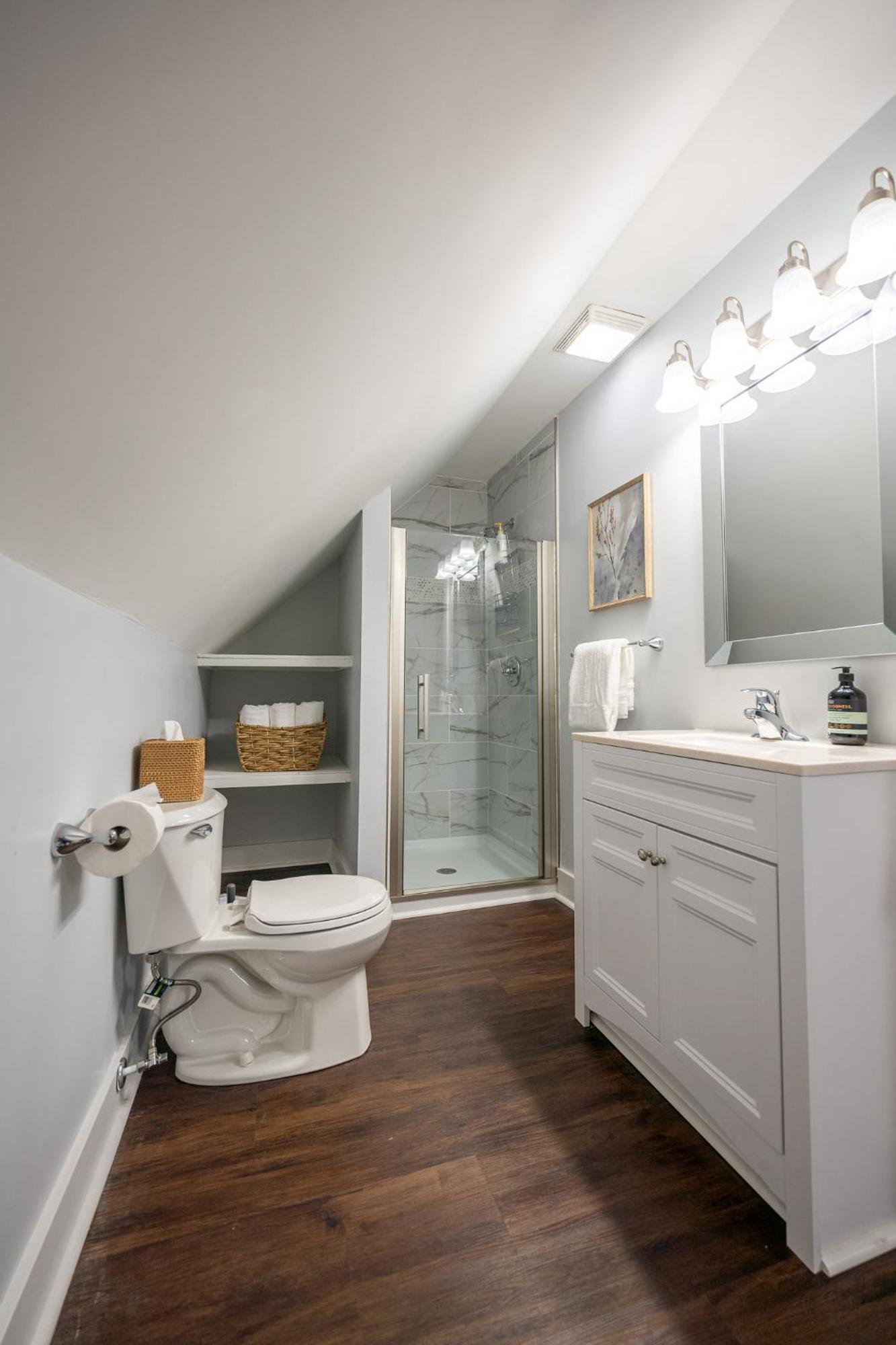 Charming Home~5 Min To Lucas Oil Holiday home