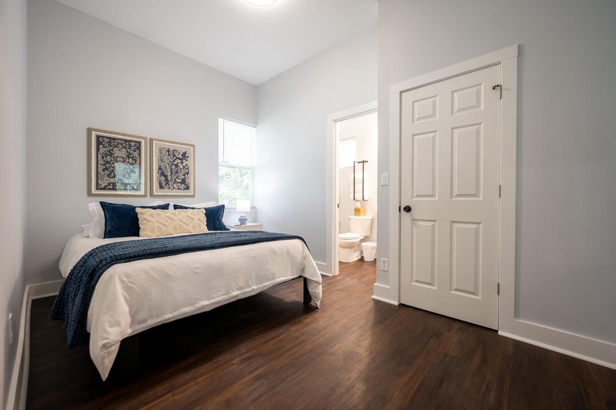 Charming Home~5 Min To Lucas Oil Holiday home *