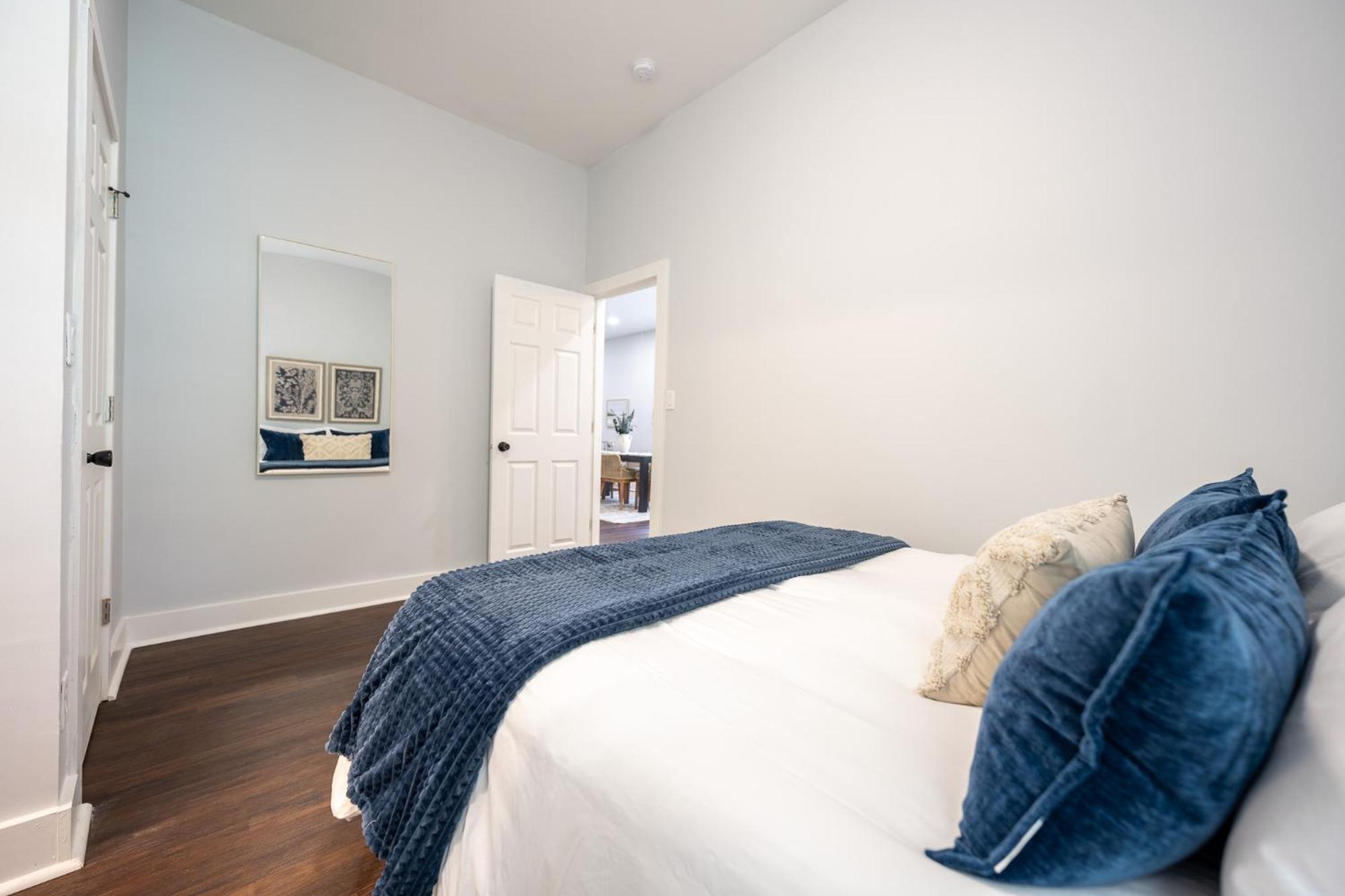 Charming Home~5 Min To Lucas Oil Holiday home *