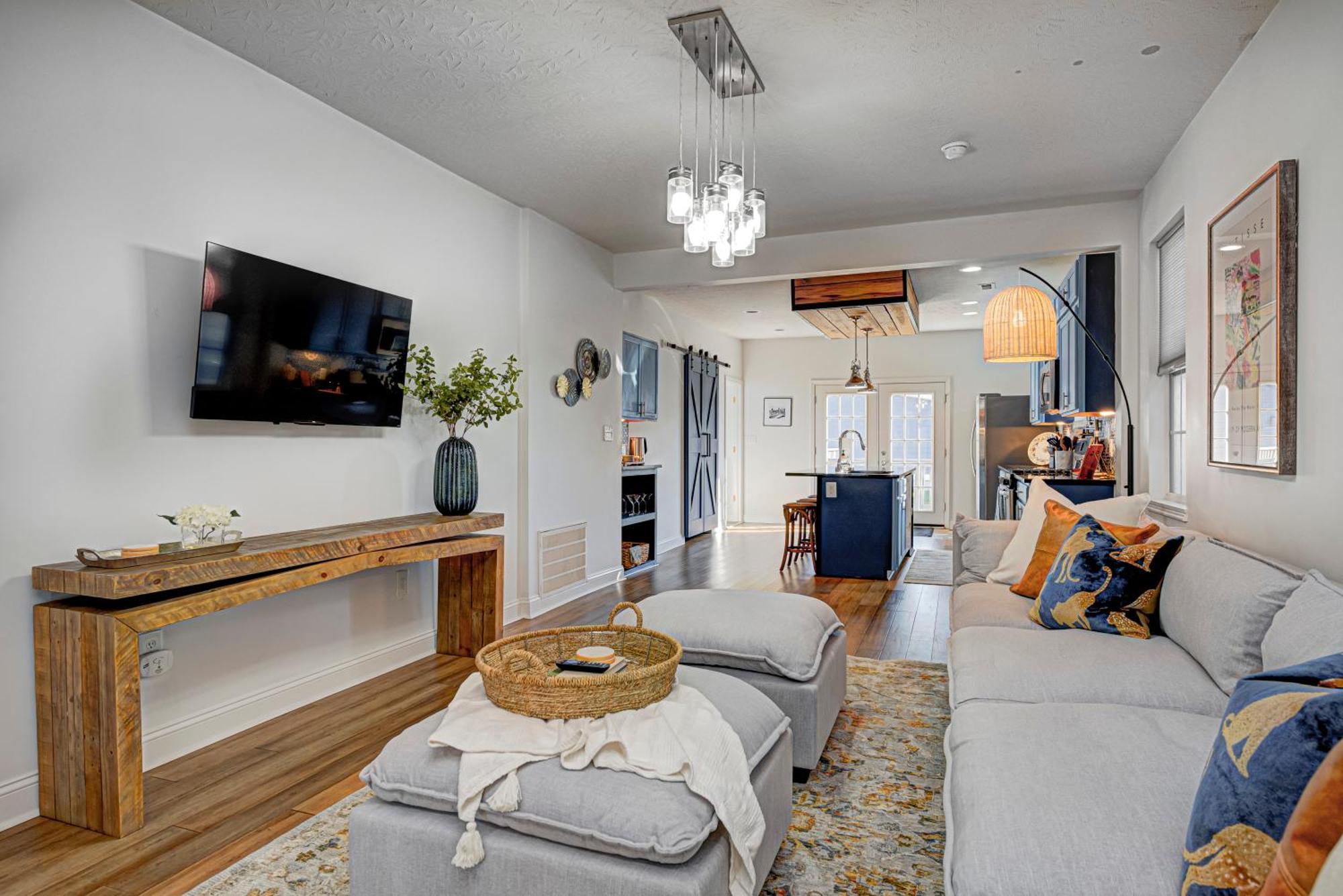 Spacious Bates-hendricks ~ 5 Min To Lucas Oil *