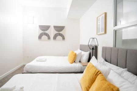 5br Cozysuites The Block With Direct Skybridge Access *