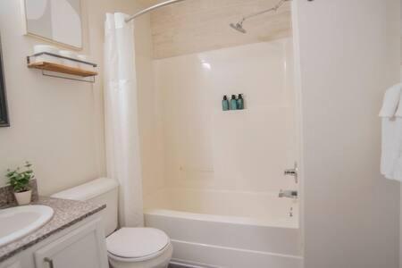 Apartment 5br Cozysuites The Block With Pool Table Arcade *