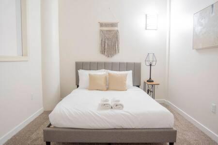 Apartment 5br Cozysuites The Block With Pool Table Arcade